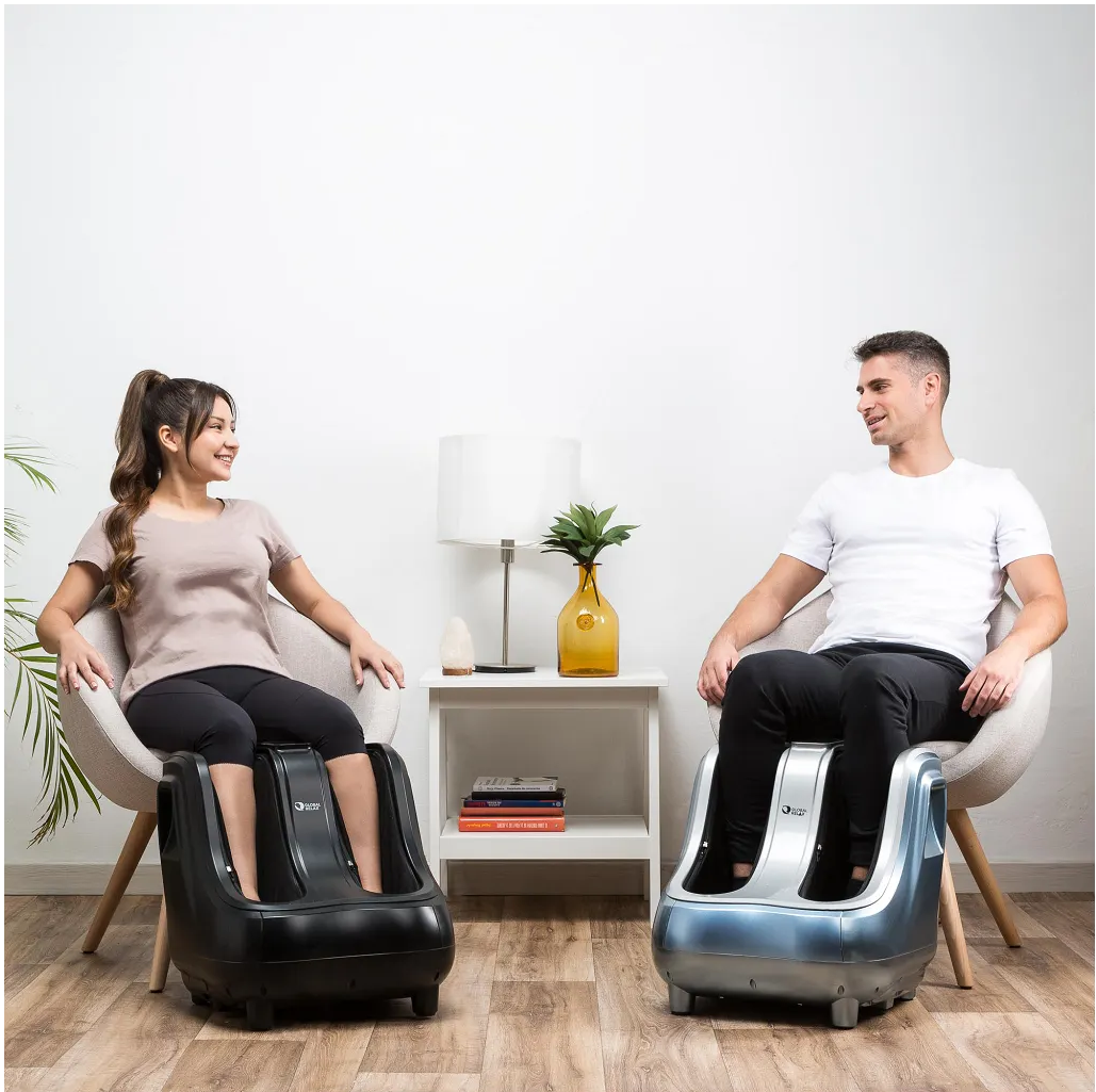 Couple profitant ensemble de leurs masseurs de pieds